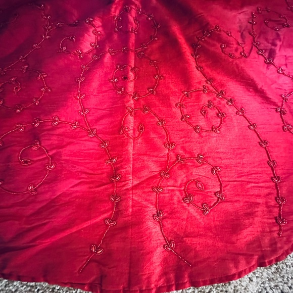 🎄🌟HP🌟Elegant Red Taffeta Beaded Button Back Christmas Tree Skirt 53" Diameter - Picture 2 of 13